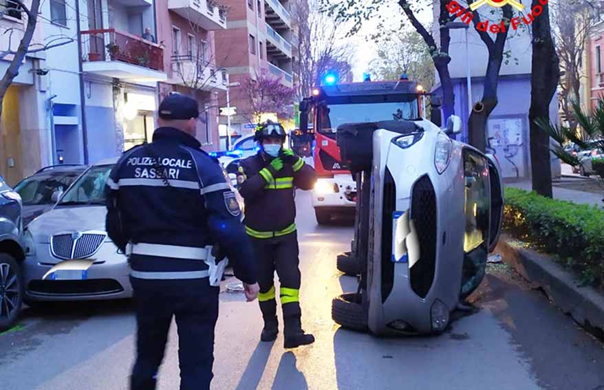 Incidente a Sassari: perde il controllo dell'auto, sbatte su altre 2 e si ribalta 2 Incidente Sassari 1