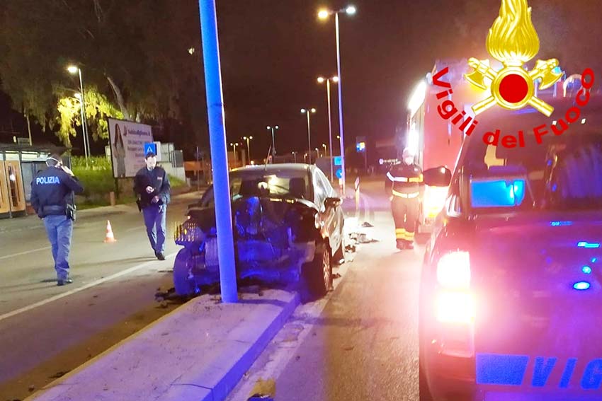 Incidente a Sassari, auto contro palo della luce in via Caniga 2 Incidente Sassari Caniga
