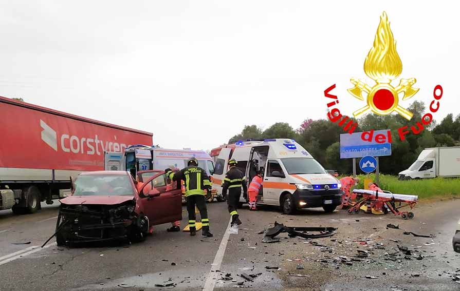 Incidente a Sassari, frontale in via Giovanni Paolo II: ferite 2 donne 1 Incidente Sassari Via Giovanni Paolo II