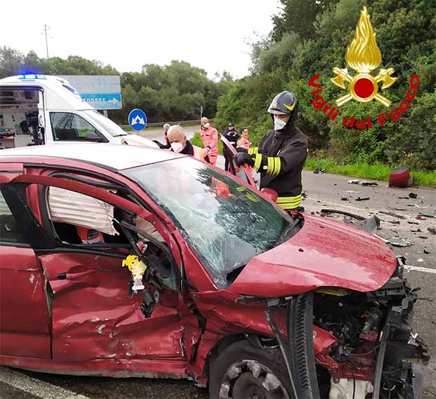 Incidente a Sassari, frontale in via Giovanni Paolo II: ferite 2 donne 3 Incidente Sassari via Giov. Paolo II