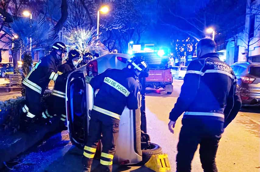 Incidente a Sassari: perde il controllo dell'auto, sbatte su altre 2 e si ribalta 1 Incidente viale Dante Sassari