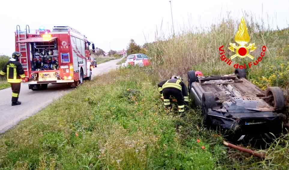Portoscuso, perde il controllo dell'auto e si ribalta: 20enne all'ospedale in codice rosso 2 Portoscuso incidente