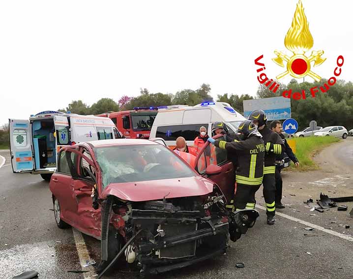 Incidente a Sassari, frontale in via Giovanni Paolo II: ferite 2 donne 2 Via San Giovanni Paolo II Sassari