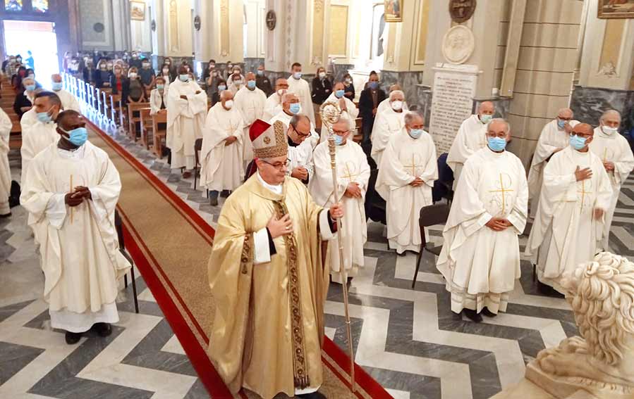 «Ora non possiamo più tacere», i sacerdoti della Diocesi di Ozieri si stringono attorno al Vescovo Melis 1 messa crismale