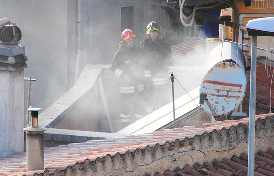 Ozieri, in fiamme un boiler solare in via Dante: intervengono i pompieri 3 Incendio Boiler Ozieri