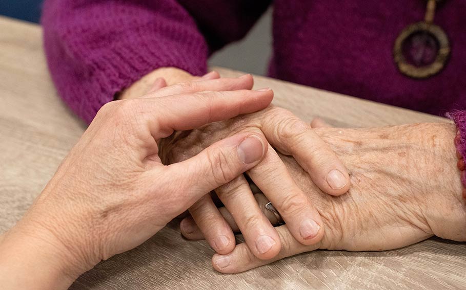 Il delirium negli anziani ricoverati per Covid: l'esperienza della Geriatria dell'Aou di Sassari 1 Mani anziano Aou Sassari