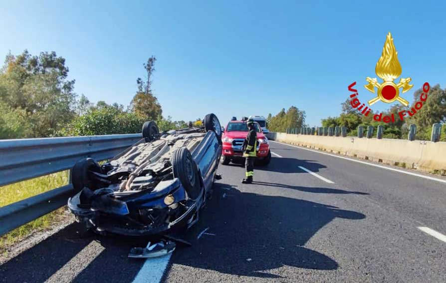 auto ribaltata incidente 131