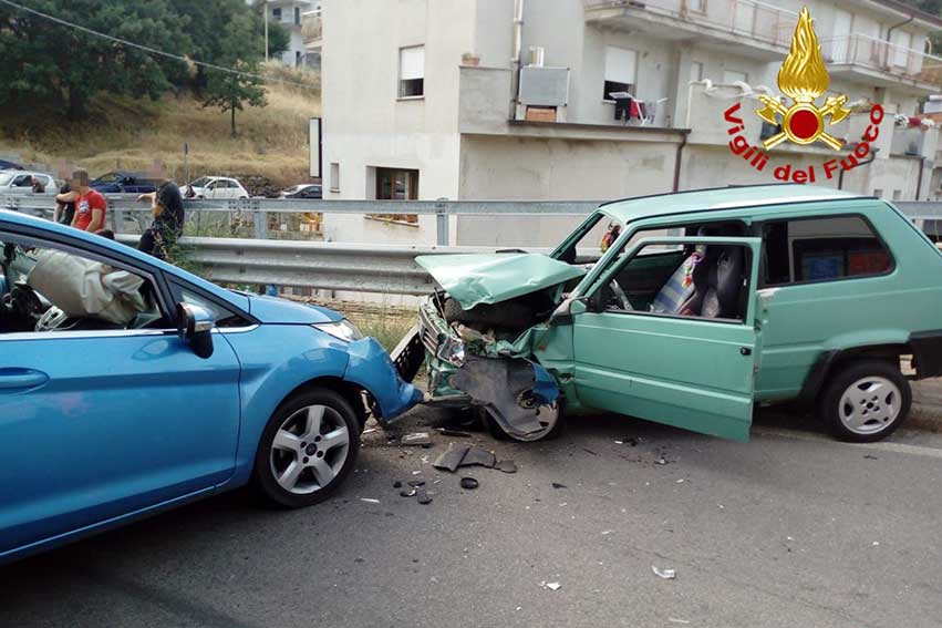 Incidente a Gavoi, scontro frontale tra 2 auto in via Settembrini: coinvolte 3 persone 1 Incidente Gavoi