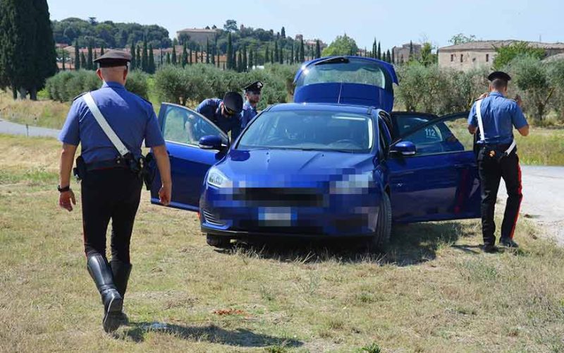 Carabinieri perquisizione auto