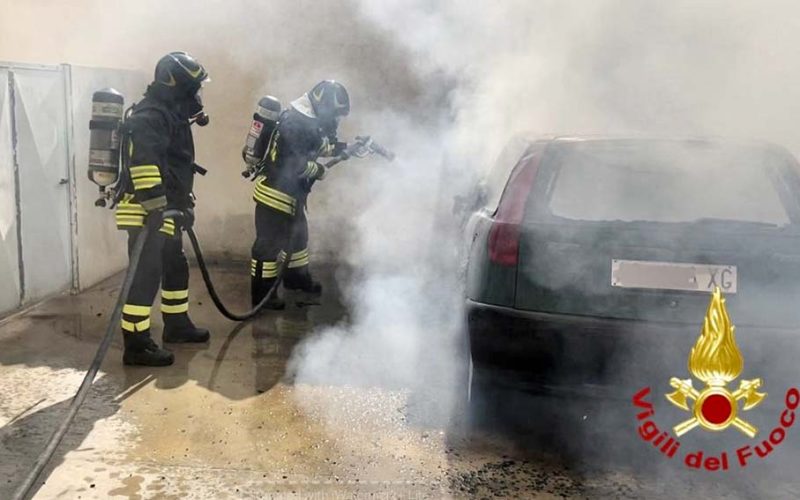 Incendio auto olbia via Barcellona 2