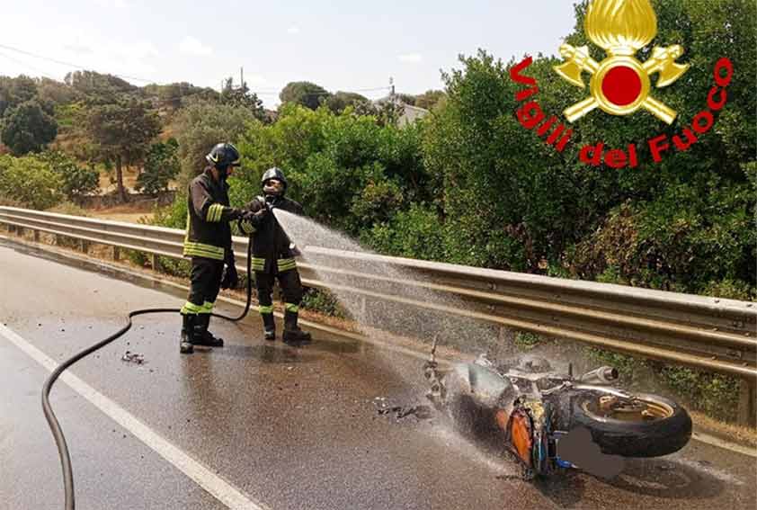 Incendio moto Arzachena Statale 133