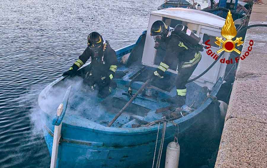 SantAntioco incendio imbarcazione