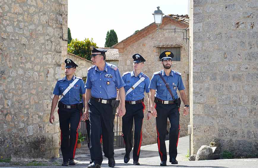 Carabinieri a piedi paese