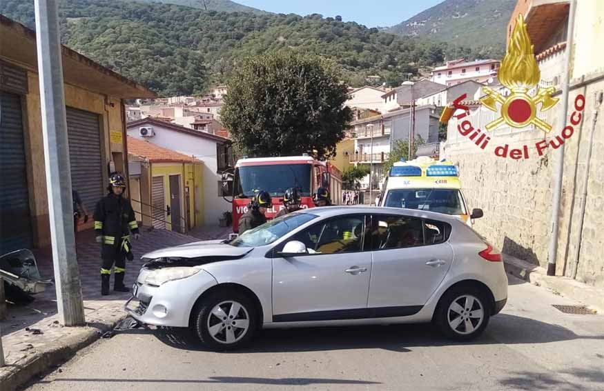 Incidente Bono auto contro palo