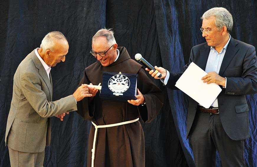 Premio Maria Carta 2022 Padre Salvatore Morittu premiato da Gigi Carta