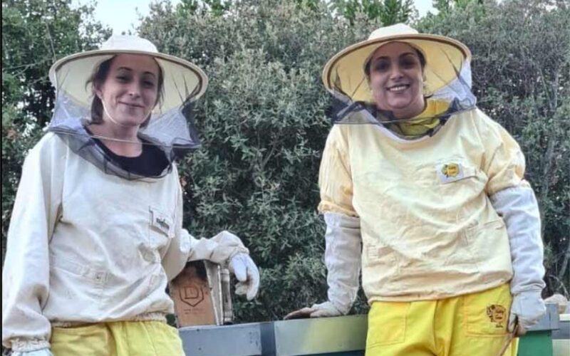 Maria Lauta Torru e Maria Stefania Pinna apicoltrici Monti