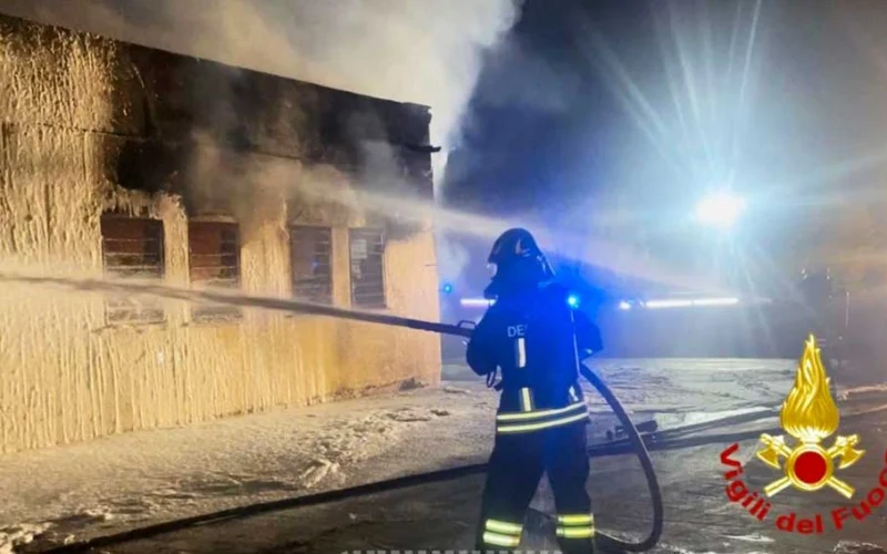 Incendio deposito commerciale Tempio