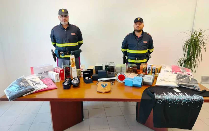 La Polizia di Stato olbia sequestra orologi profumi e capi di abbigliamento contraffatti