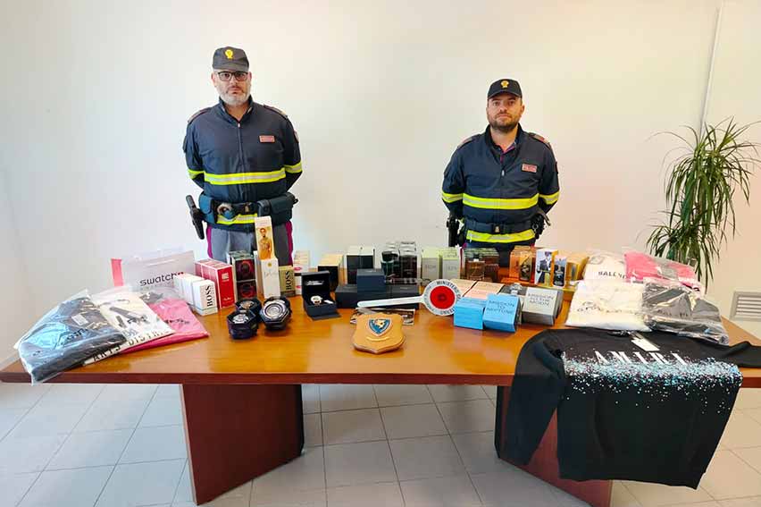 La Polizia di Stato olbia sequestra orologi profumi e capi di abbigliamento contraffatti