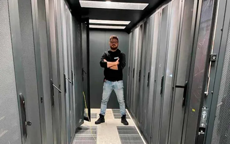 Simone Dore nel data center di Carbonazzi a Sassari