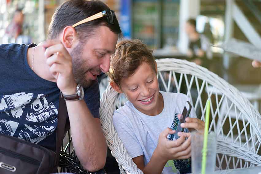 Figli e genitori smartphone