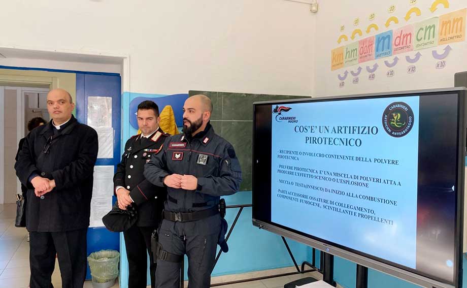 Girasole Carabinieri Artificieri a scuola per per sensibilizzare i ragazzi alluso dei petardi