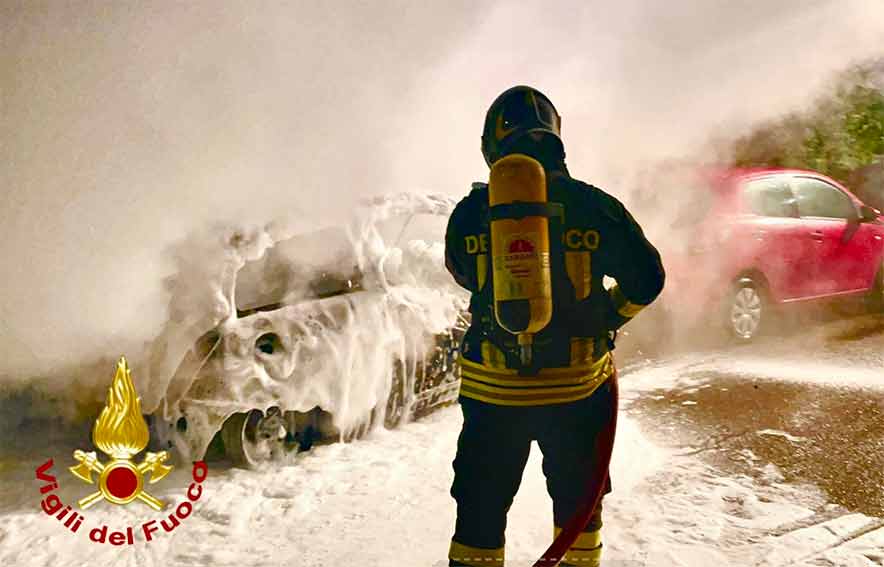 Incendio auto in via Libano Olbia