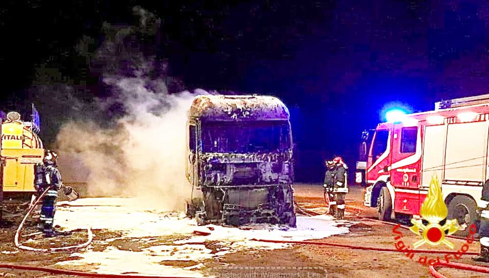 Incendio in un cantiere della Olbia-Sassari: a fuoco 3 mezzi da lavoro 1 Incendio mezzi Olbia Sassari