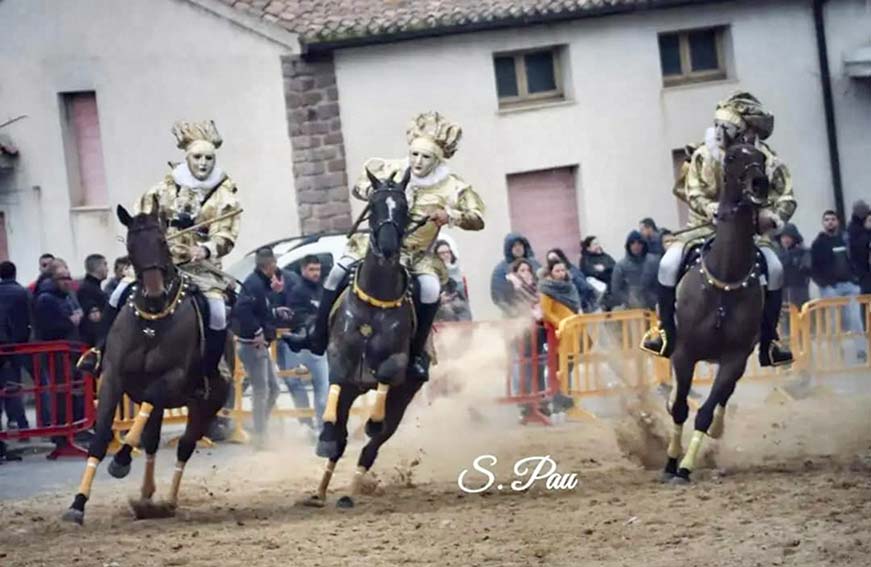 Pentolaccia a cavallo benetuttese 2