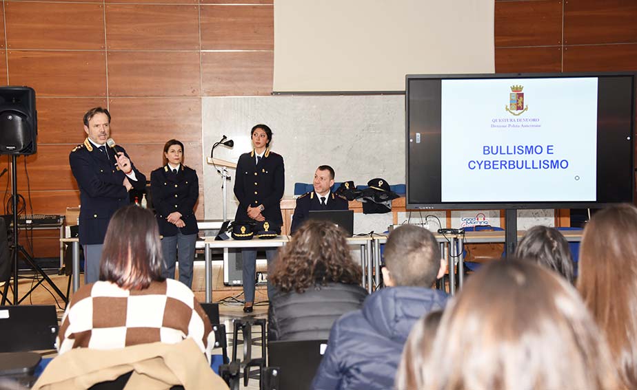 Polizia Nuoro incontri Scuole