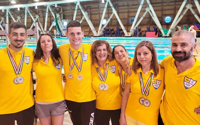 atleti Ozieri Nuoto con allenatrice Campanini