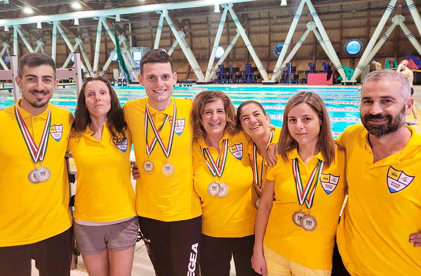 atleti Ozieri Nuoto con allenatrice Campanini