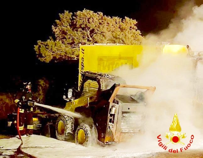 Incendio in un cantiere della Olbia-Sassari: a fuoco 3 mezzi da lavoro 2 incendio olbia sassari cantiere