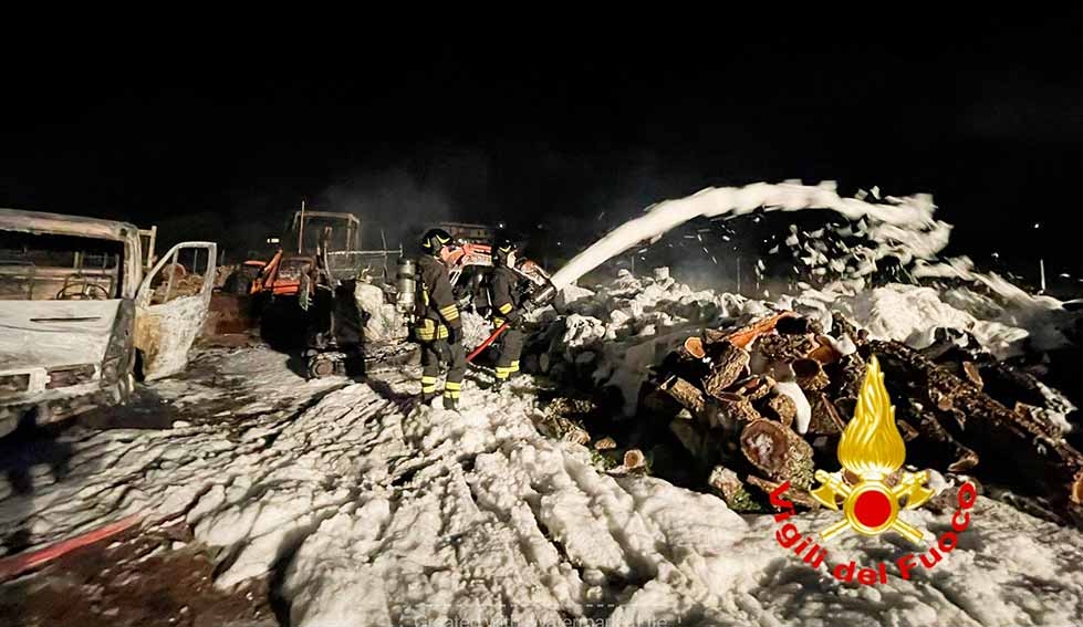 Incendio deposito legna a Olbia