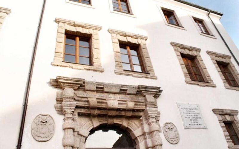 Biblioteca comunale piazza Tola Sassari