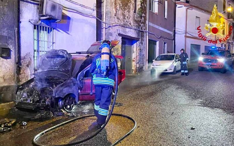 Incendio auto a Burgos