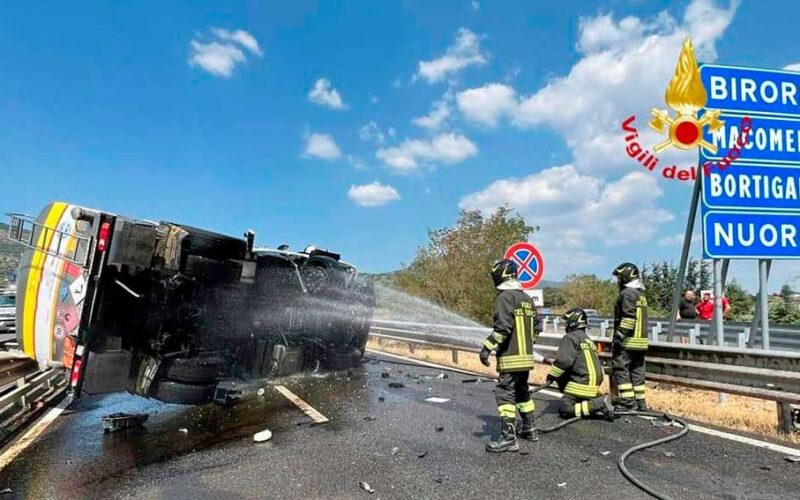 Incidente autocisterna bivio Birori statale 131