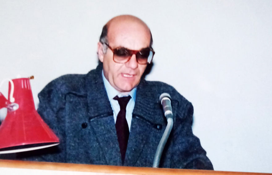 Ozieri, a un anno dalla scomparsa di Franco Lissia i familiari lo ricordano donando il suo libro "Uccidete i poeti" 1 Franco Lissia Ozieri