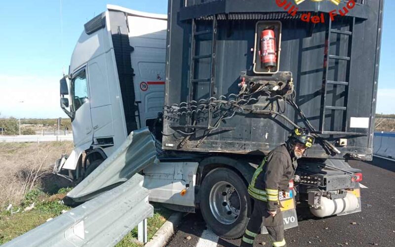 Autoarticolato fuori strada sulla 131 Bonorva