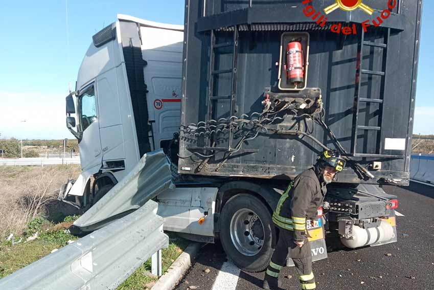 Autoarticolato fuori strada sulla 131 Bonorva