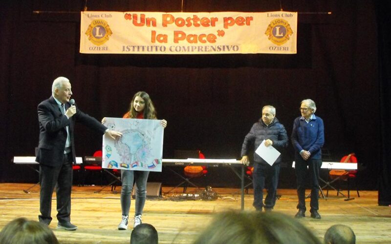 Alessandra manea un poster per la pace