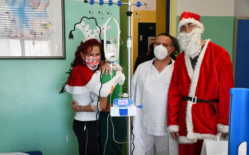 La Torres porta i doni ai bambini di pediatria