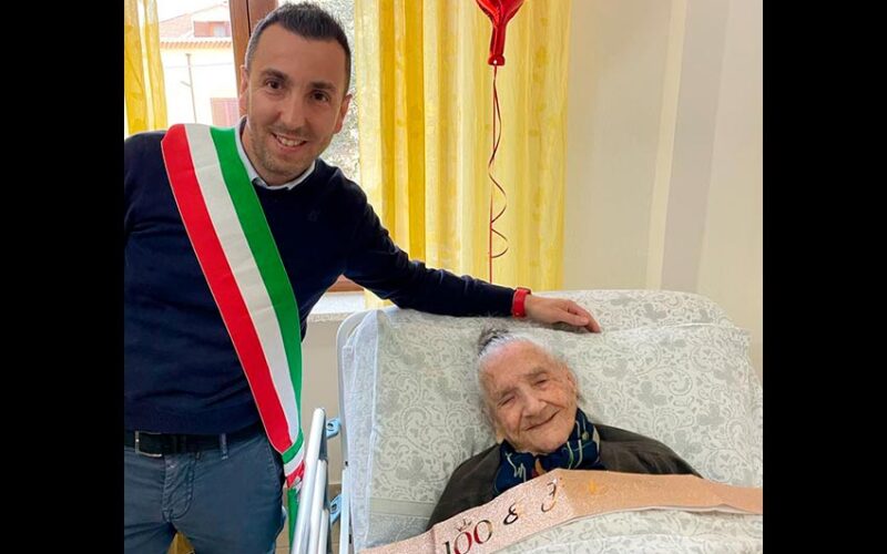 Zia Emilia Pedde col sindaco Ivo Nieddu il giorno del suo 100° compleanno