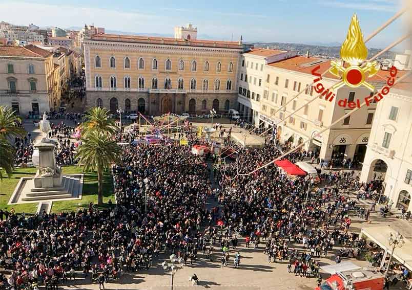 La befana dei Vigili del Fuoco in Piazza DItalia a Sassari