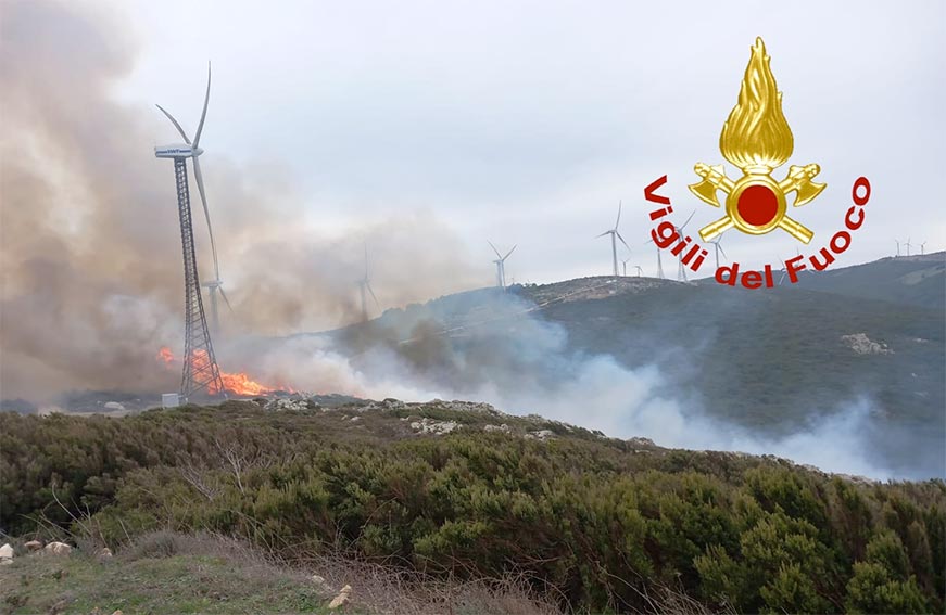 Incendio parco eolico tra Aggius e Bortigiadas