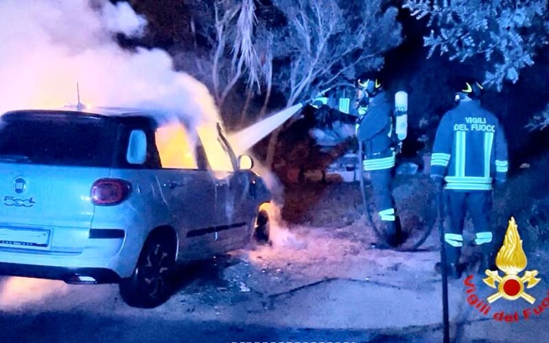 Incendio auto Olbia via Barcellona