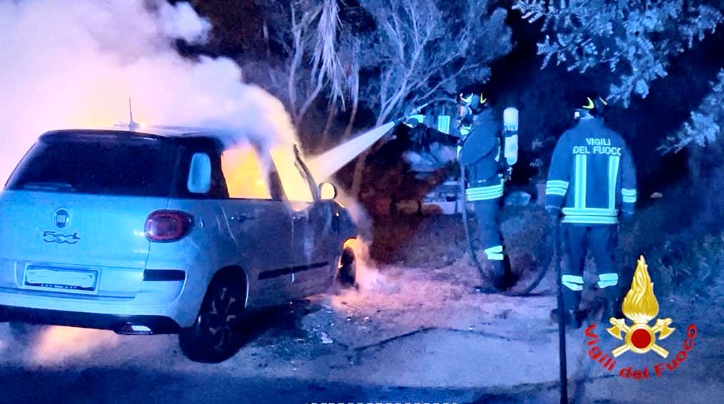 Incendio auto Olbia via Barcellona