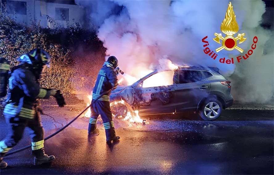 Sassari, auto distrutta da un incendio in via Catoni 1 Incendio auto Sassari