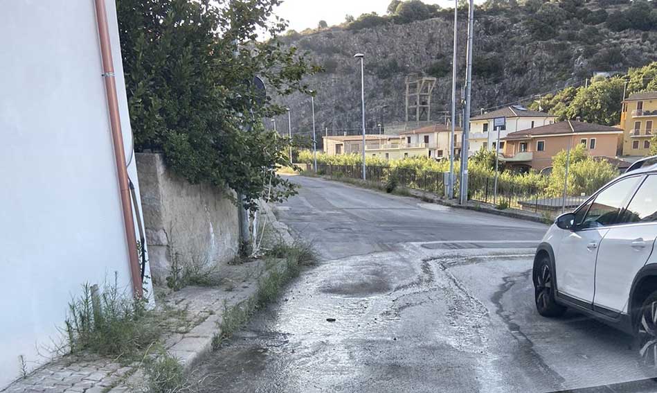 Ozieri, «perdita d'acqua in via Carlo Grazi e nessuno interviene» 2 Perdita acqua Ozieri via Grazi