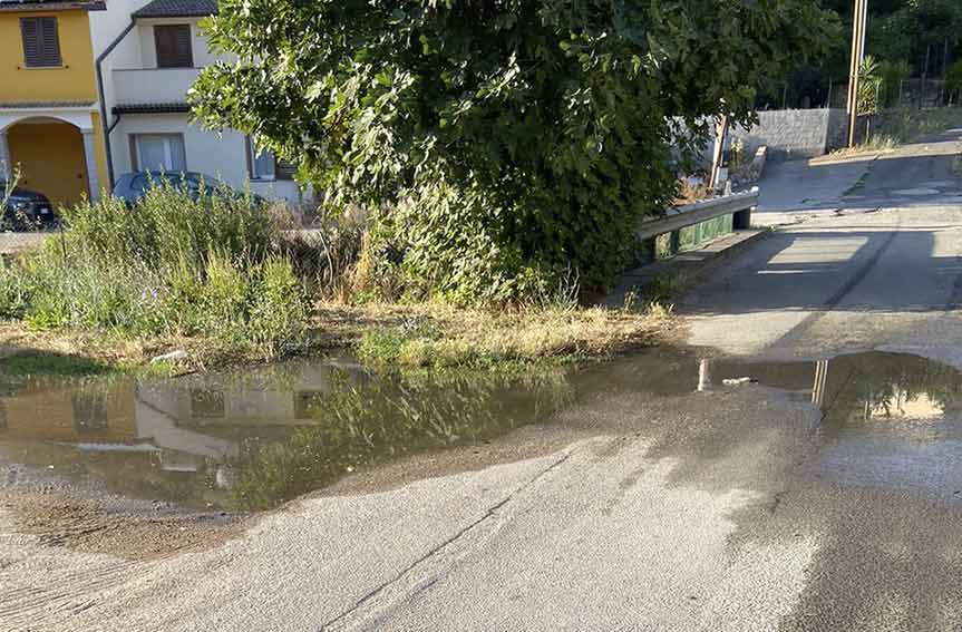 Ozieri, «perdita d'acqua in via Carlo Grazi e nessuno interviene» 1 Perdita acqua via Carlo Grazi Ozieri